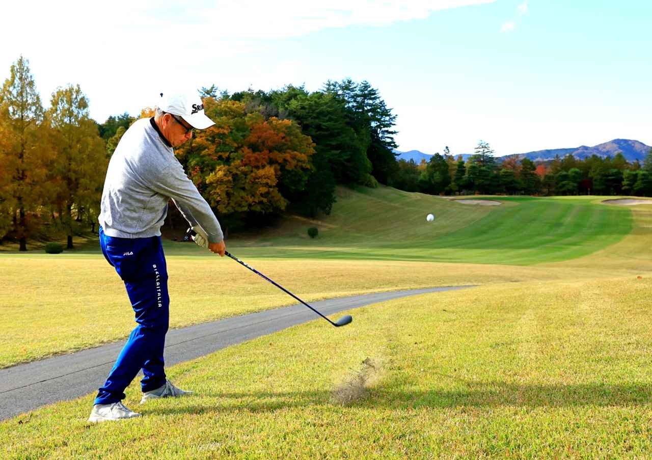 画像: パー5のセカンドショットを放つ大橋さん(撮影/大澤進二)