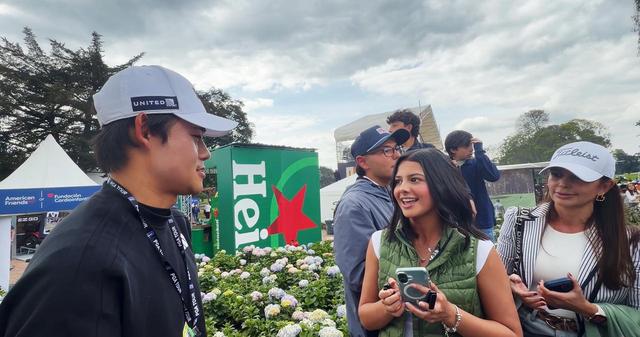 画像: 現地の学生からインタビューを受ける大西選手。英語での受け答えはお手のものだ