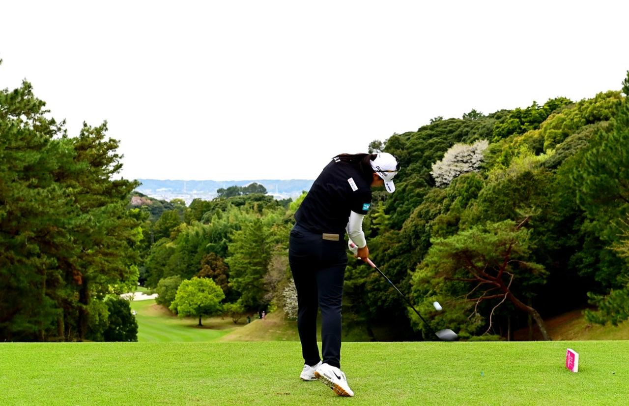 画像: 16番30ヤード打ち下ろしのパー4。大きなミスではなかったというが、左のくぼ地に落としてしまった（撮影/有原裕晶）