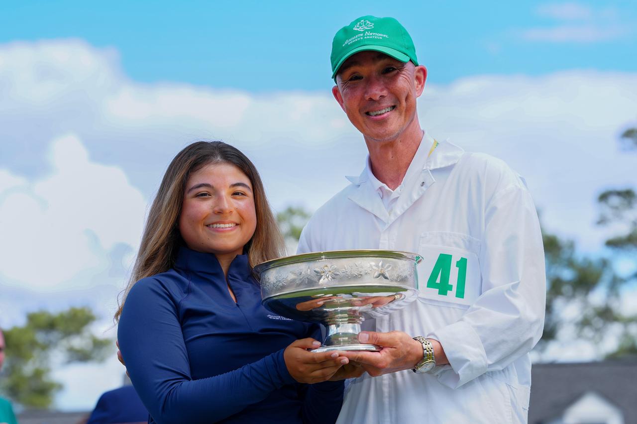 画像: 「勝利の鍵だった」というのが、地元の消防士でもあるキャディのダレンさん。「『呼吸して、落ち着いて。大丈夫、なんとかなる。自分にチャンスを与えてあげて。何も起きていないよ、顔を上げて』と声をかけてくれました。彼の励ましの言葉の一つひとつが、今日の勝利と、目標に集中し続ける助けになったと思います」