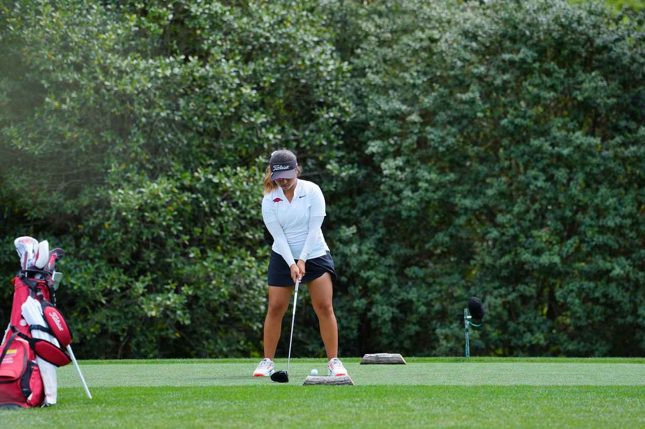 画像: アドレス:手首、ひじ、肩といった関節がリラックス