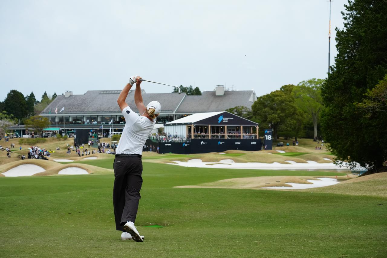 画像 : 11番目の画像 - 【連続写真12枚】トラビス・スミスの最終18番セカンドショット後方（撮影/岡沢裕行） - みんなのゴルフダイジェスト