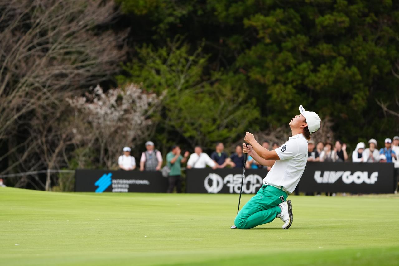 画像: 最終18番ではボールがカップをクルっと回りながら入り、安堵の表情を見せた木下稜介（撮影/岡沢裕行）