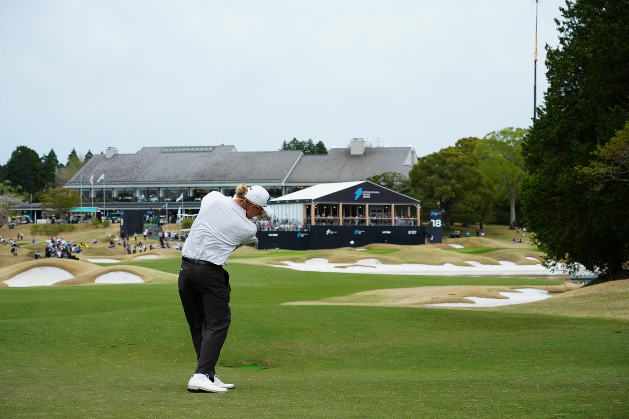 画像 : 9番目の画像 - 【連続写真12枚】トラビス・スミスの最終18番セカンドショット後方（撮影/岡沢裕行） - みんなのゴルフダイジェスト