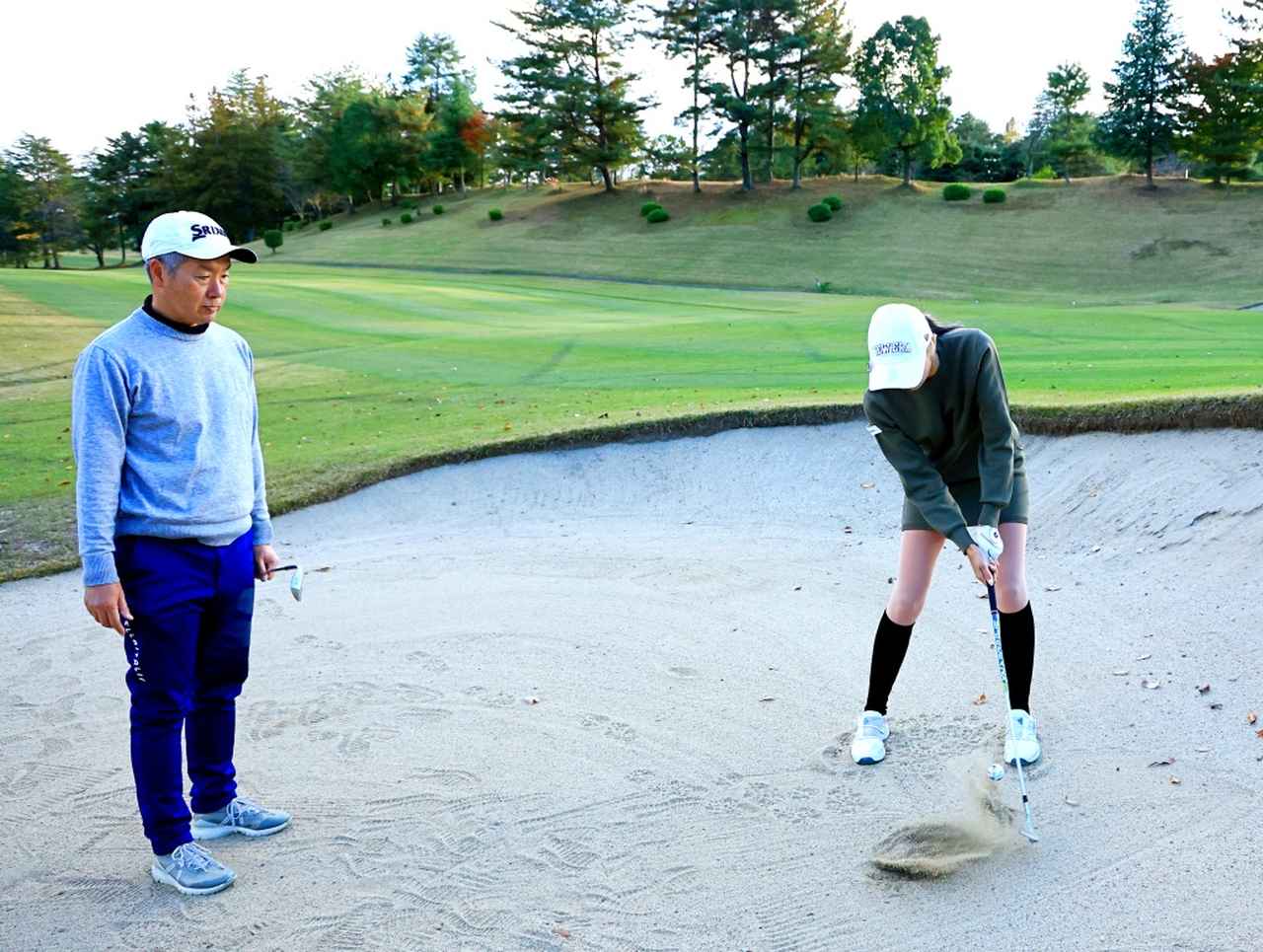 画像: バンカーからエクスプロージョンで打つ近藤（撮影/大澤進二）