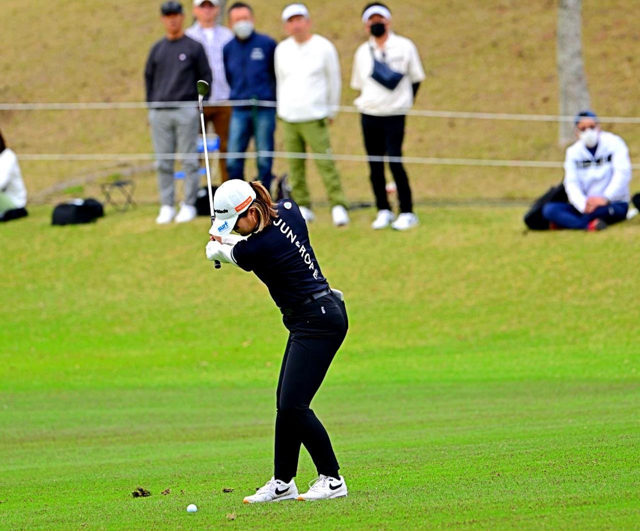 画像 : 3番目の画像 - 高橋彩華のプレーオフのウェッジショット連続写真（撮影/有原裕晶） - みんなのゴルフダイジェスト