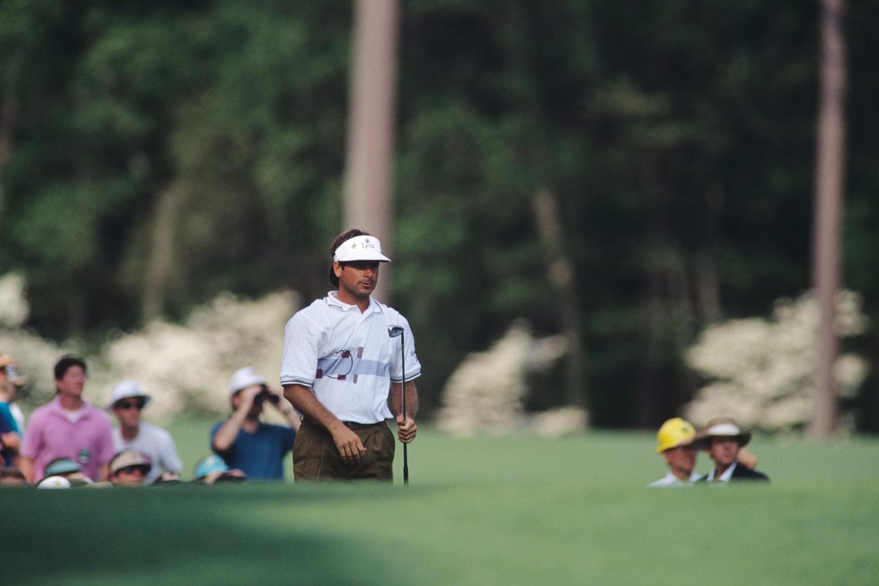 画像: 1992年マスターズ最終ラウンドのフレッド・カプルス。12番パー3でティーショットが池に落ちたと思われたが……