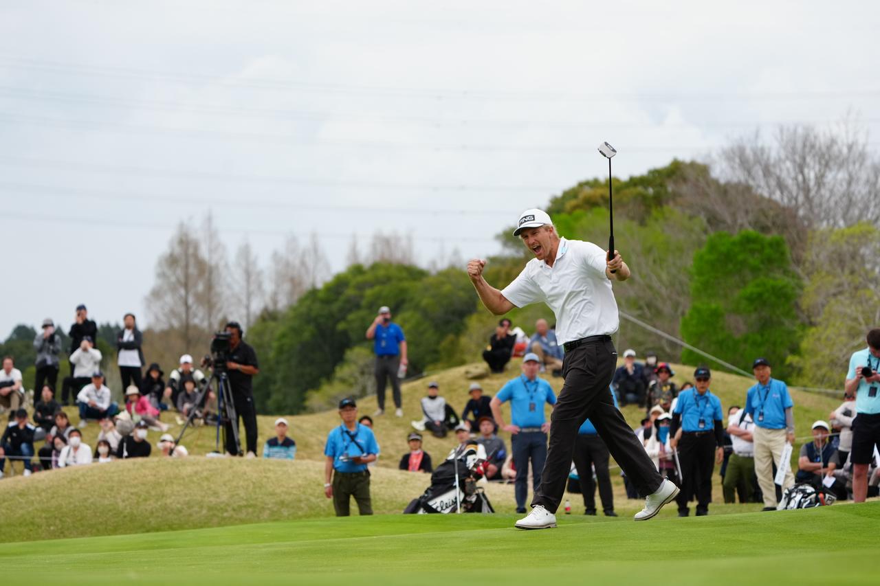 画像: 優勝を決めた18番のイーグルパットを沈め大きくガッツポーズするトラビス・スミス（撮影/岡沢裕行）