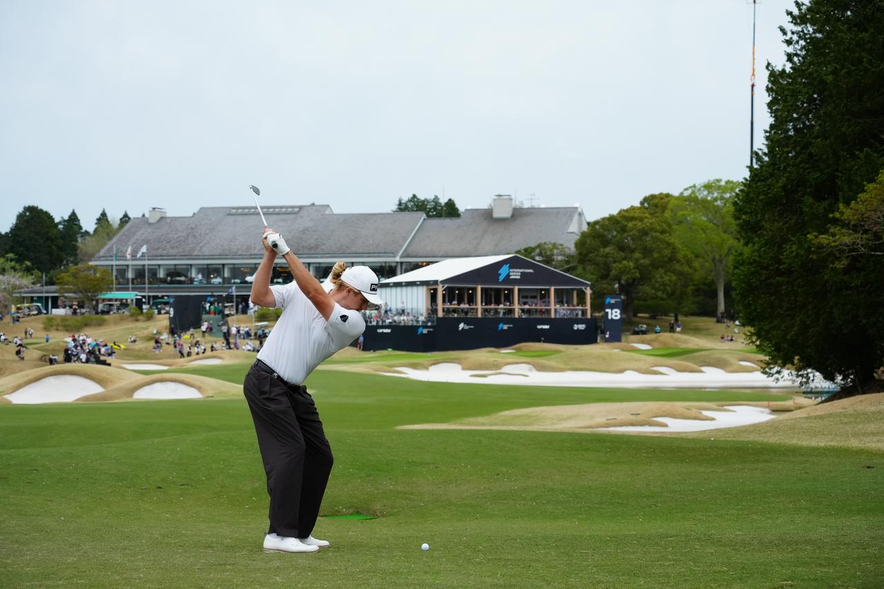 画像 : 6番目の画像 - 【連続写真12枚】トラビス・スミスの最終18番セカンドショット後方（撮影/岡沢裕行） - みんなのゴルフダイジェスト