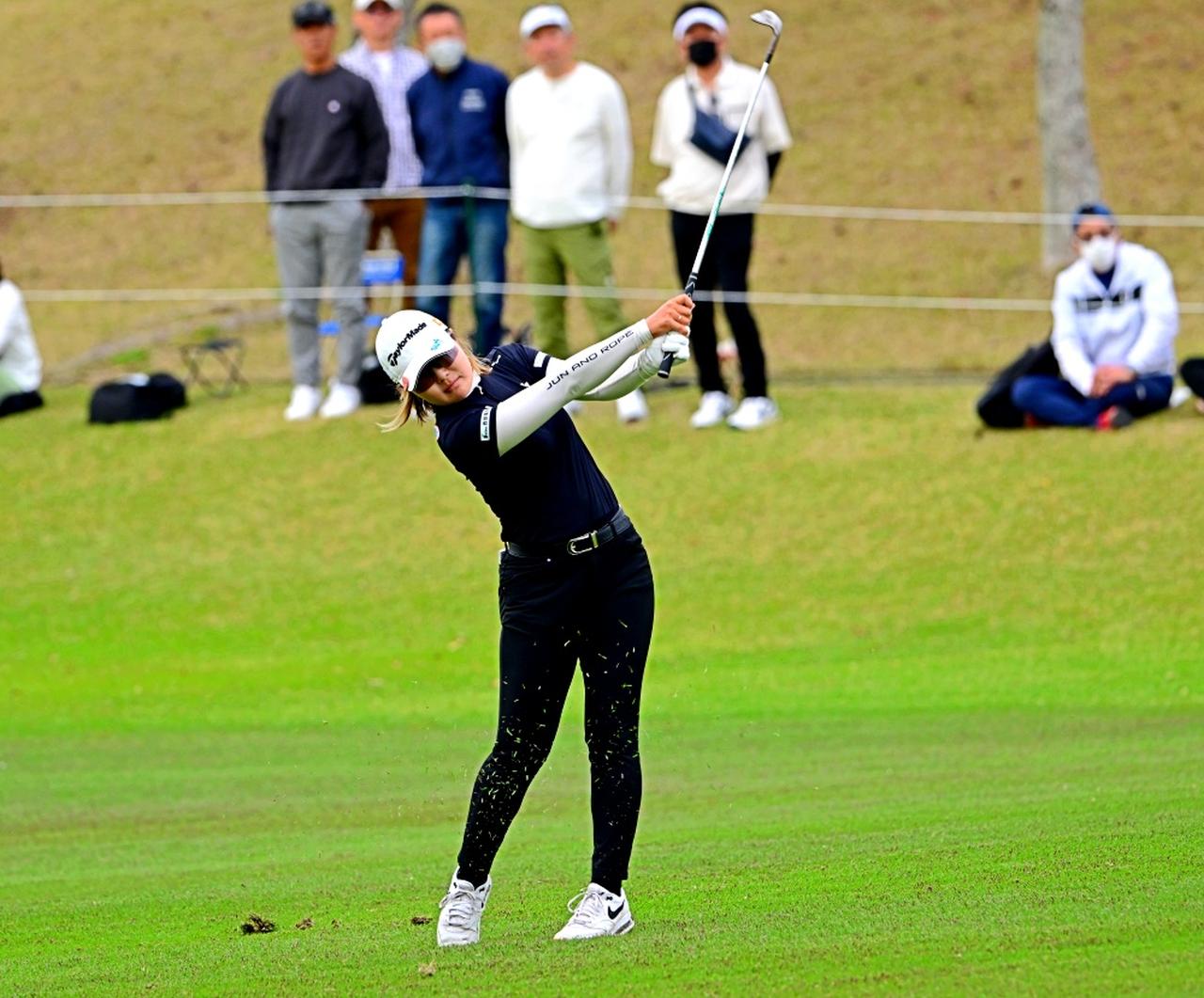 画像 : 10番目の画像 - 高橋彩華のプレーオフのウェッジショット連続写真（撮影/有原裕晶） - みんなのゴルフダイジェスト