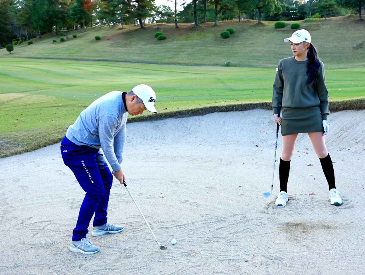 画像: 重心を下げて、上手くダフれる体勢をアドレスで作り、インパクトで体が起き上がらないようにする（撮影/大澤進二）