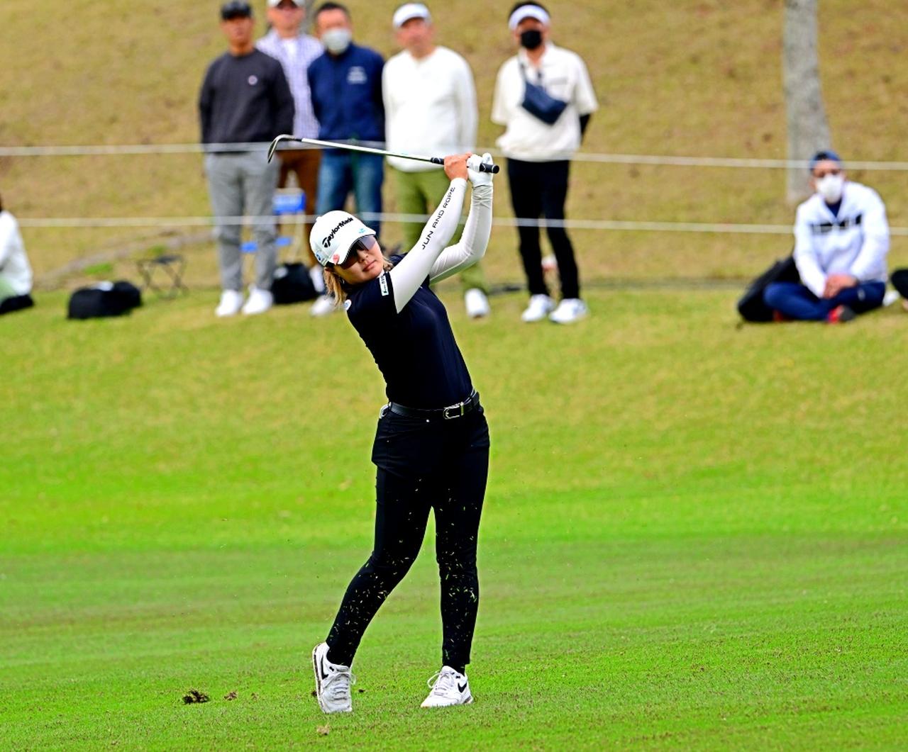 画像 : 11番目の画像 - 高橋彩華のプレーオフのウェッジショット連続写真（撮影/有原裕晶） - みんなのゴルフダイジェスト