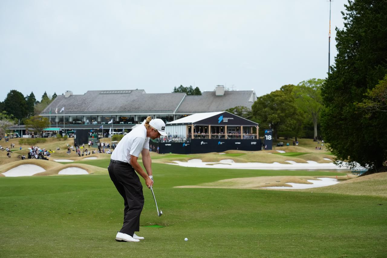 画像 : 8番目の画像 - 【連続写真12枚】トラビス・スミスの最終18番セカンドショット後方（撮影/岡沢裕行） - みんなのゴルフダイジェスト