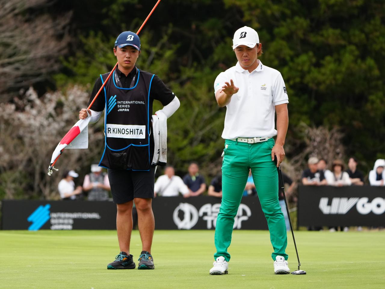 画像: 最終18番。慎重にグリーンを読む木下稜介(撮影/岡沢裕行)