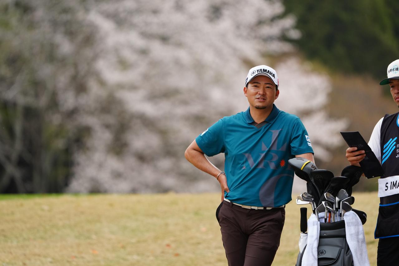 画像: 3日目は我慢のゴルフで「71」のイーブンパーで回り、首位タイで最終日を迎えた今平周吾(撮影/岡沢裕行)
