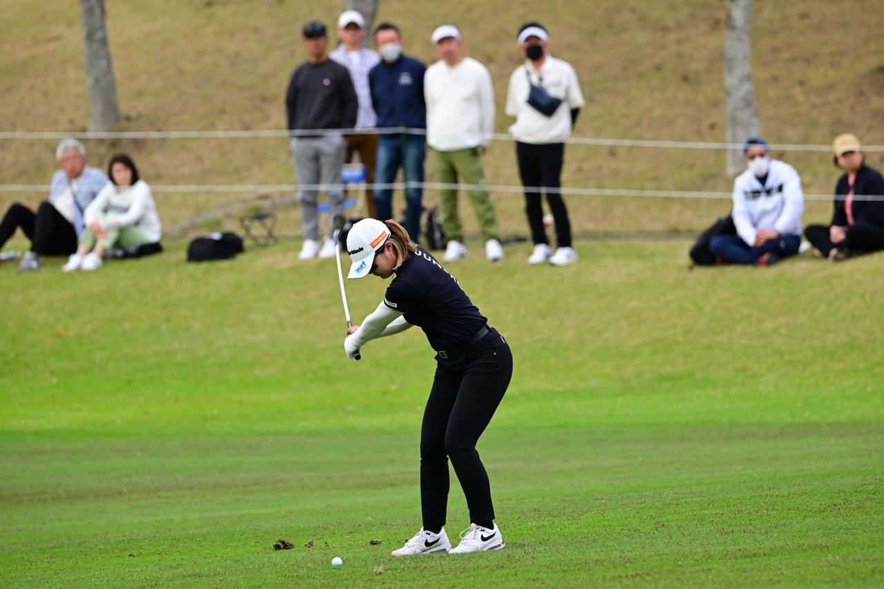 画像 : 9番目の画像 - 【連続写真16枚】高橋彩華のウェッジショット斜め正面（撮影／有原裕晶） - みんなのゴルフダイジェスト