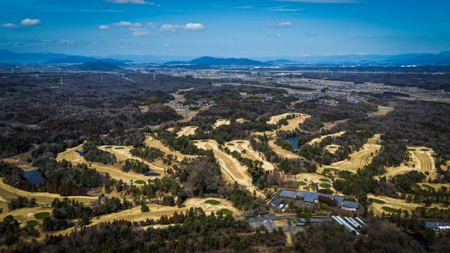 画像: 蒲生ゴルフ俱楽部◎開場／1977年◎設計／富澤誠造。比良･伊吹･鈴鹿の27ホールがあり、「センコーグループ」が所有。深いバンカーに小さな砲台グリーンなど、戦略性が高いホールが連なる。今大会はアウト･比良、イン･伊吹の18ホールで開催