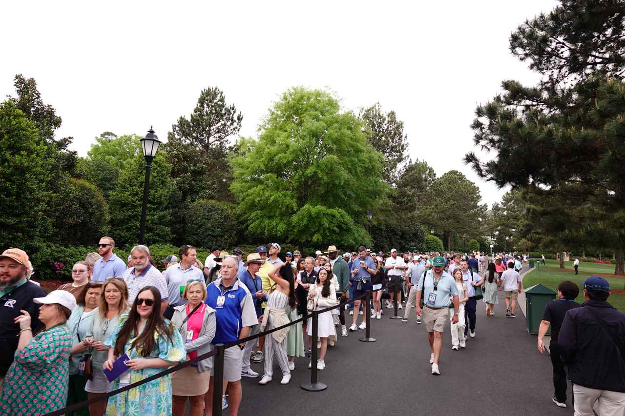 画像: マスターズウィークの朝に必ず出現する大行列