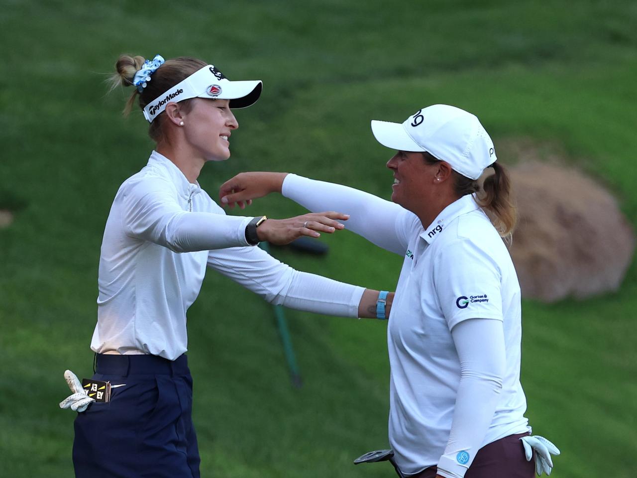 画像: ホールアウト後に優勝したローレン・コフリンを称えるネリー・コルダ（PHOTO/Getty Images）