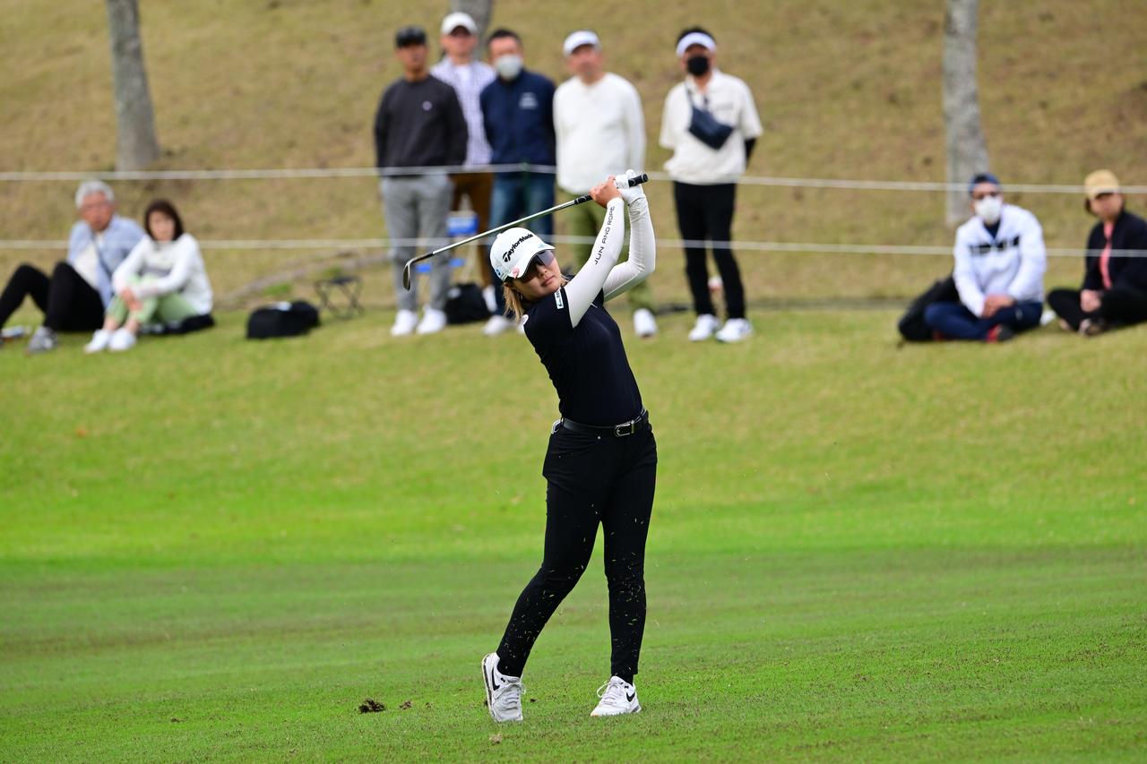 画像 : 15番目の画像 - 【連続写真16枚】高橋彩華のウェッジショット斜め正面（撮影／有原裕晶） - みんなのゴルフダイジェスト