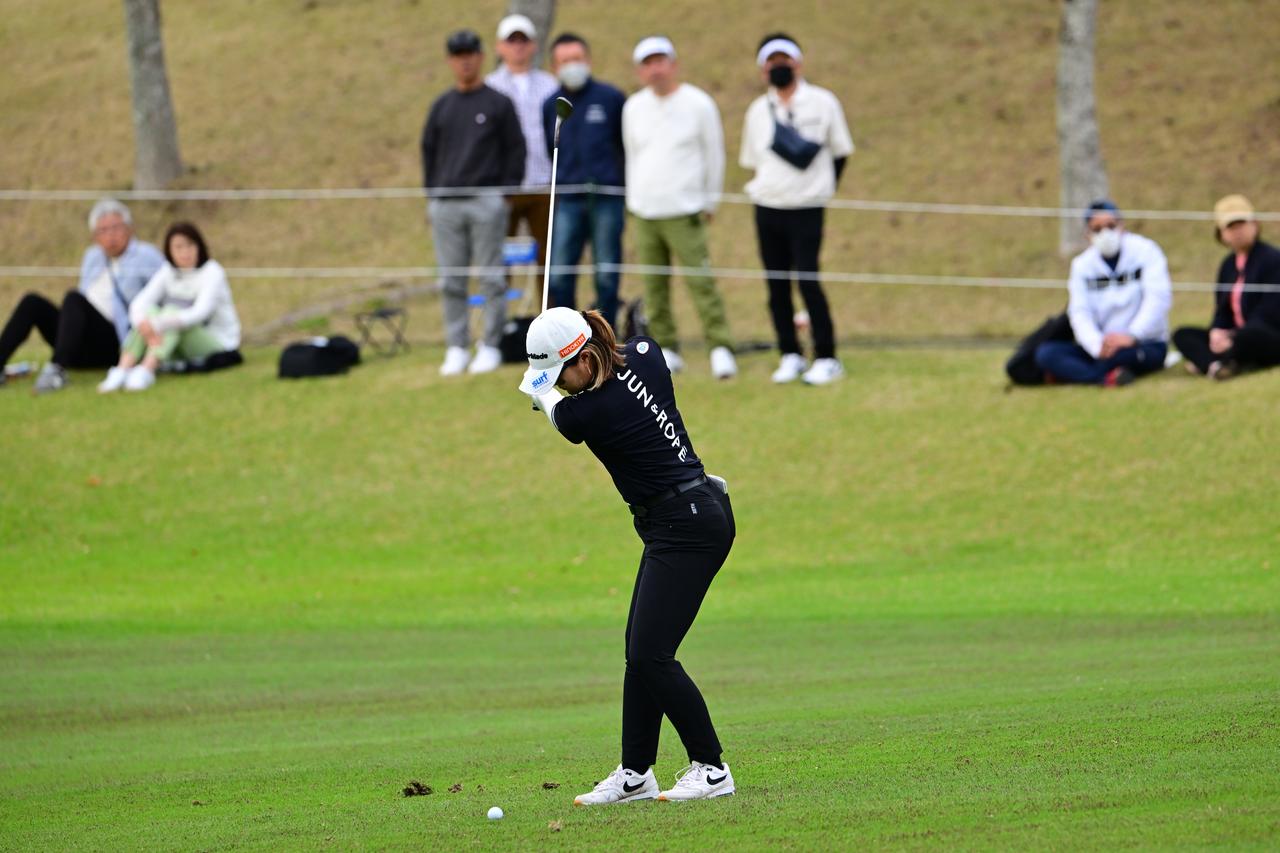 画像 : 5番目の画像 - 【連続写真16枚】高橋彩華のウェッジショット斜め正面（撮影／有原裕晶） - みんなのゴルフダイジェスト