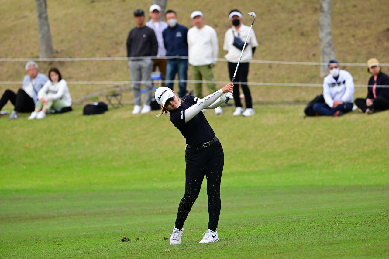 画像 : 14番目の画像 - 【連続写真16枚】高橋彩華のウェッジショット斜め正面（撮影／有原裕晶） - みんなのゴルフダイジェスト