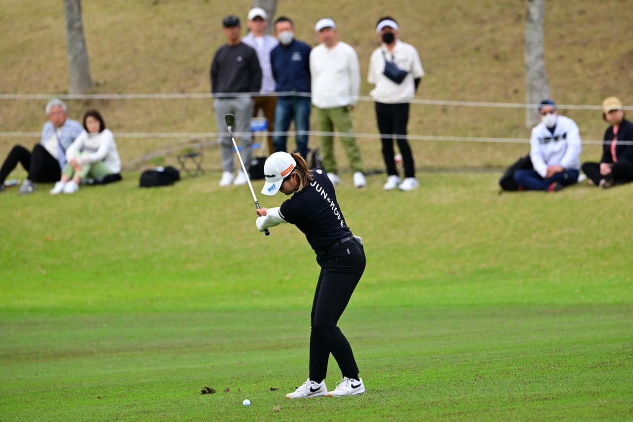 画像 : 4番目の画像 - 【連続写真16枚】高橋彩華のウェッジショット斜め正面（撮影／有原裕晶） - みんなのゴルフダイジェスト