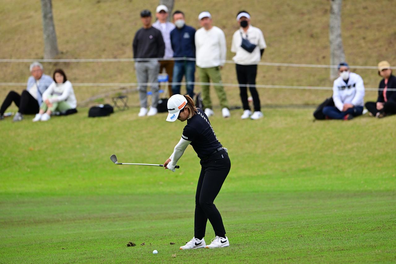 画像 : 3番目の画像 - 【連続写真16枚】高橋彩華のウェッジショット斜め正面（撮影／有原裕晶） - みんなのゴルフダイジェスト