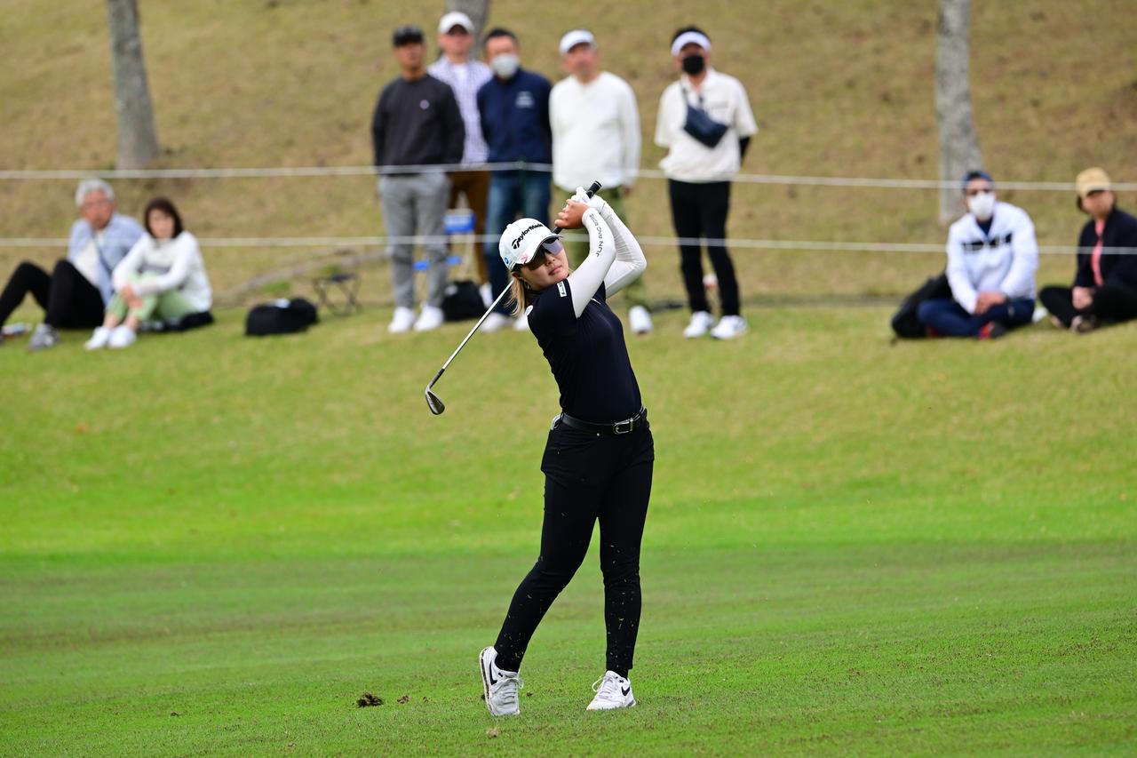 画像 : 16番目の画像 - 【連続写真16枚】高橋彩華のウェッジショット斜め正面（撮影／有原裕晶） - みんなのゴルフダイジェスト