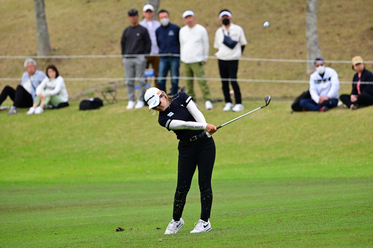 画像 : 13番目の画像 - 【連続写真16枚】高橋彩華のウェッジショット斜め正面（撮影／有原裕晶） - みんなのゴルフダイジェスト