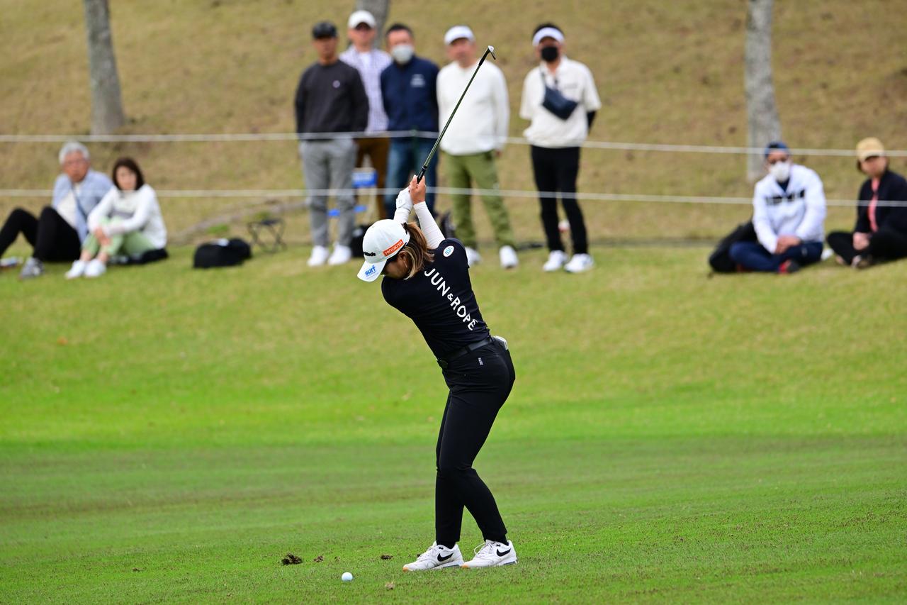 画像 : 6番目の画像 - 【連続写真16枚】高橋彩華のウェッジショット斜め正面（撮影／有原裕晶） - みんなのゴルフダイジェスト