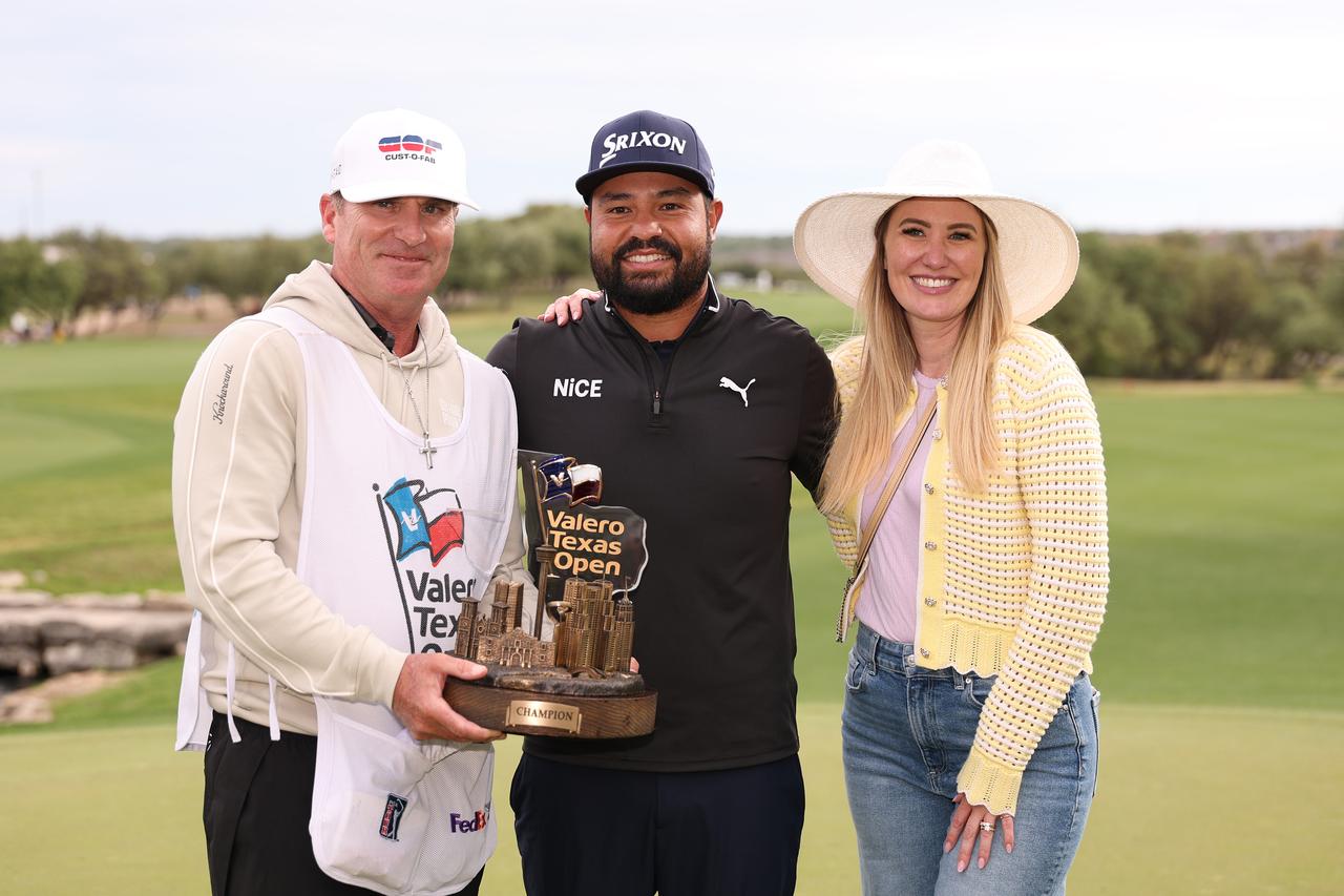 画像: この日誕生日を迎えたキャディのマーク・カレンス、スパーンの妻・メロディさんと(PHOTO/Getty Images)