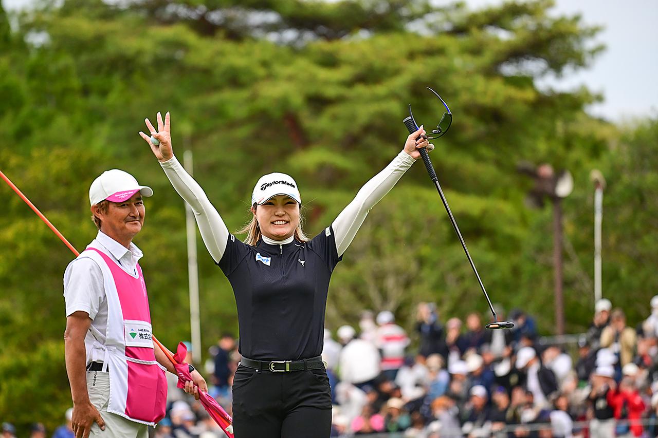 画像: 高橋の喜ぶ姿を優しく微笑みながら見守る宮崎晃一キャディ