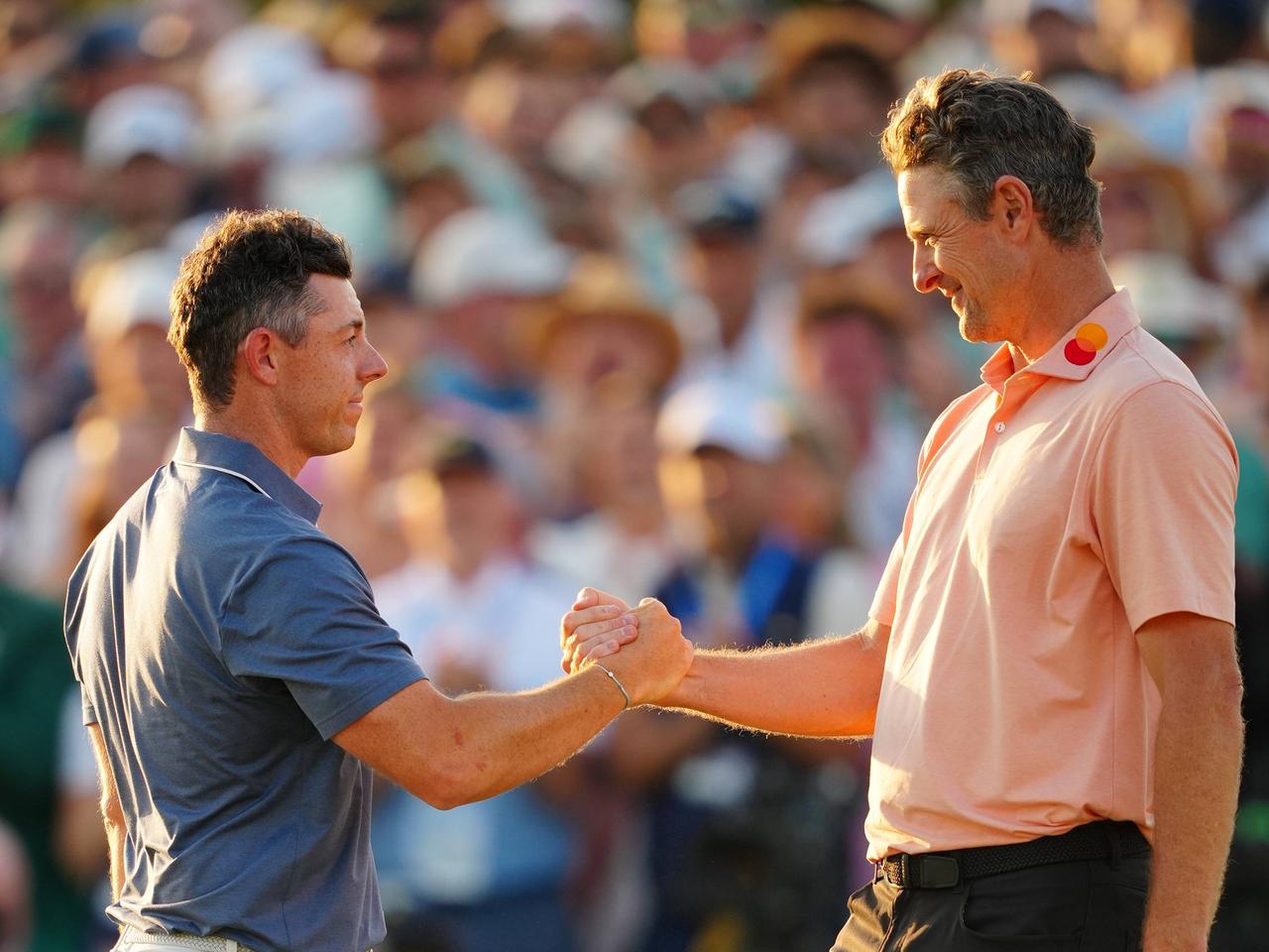 画像: マキロイの優勝が決まったあと、ジャスティン・ローズと健闘を称えあう1コマ（撮影/岩本芳弘）