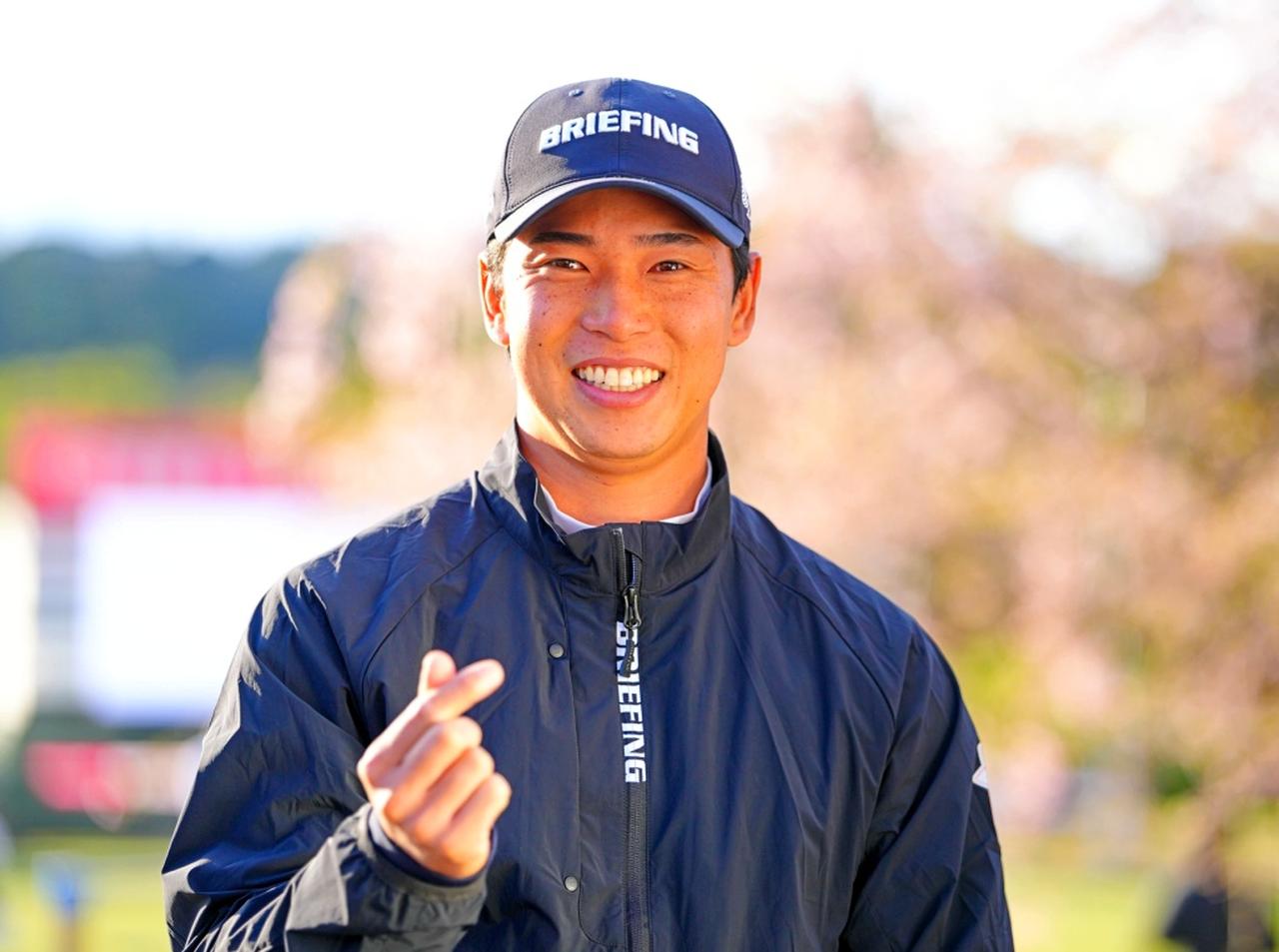 画像: 東建多度CCの桜の前でキュンポーズ（撮影/姉崎正）