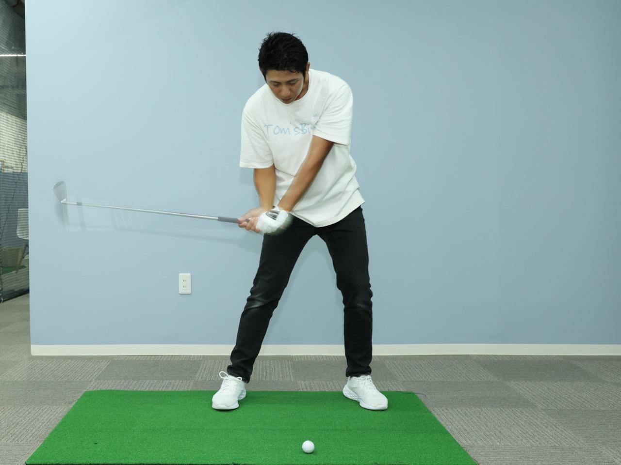 画像: ビギナーが覚えておきたいインパクトの形。右腕・右肘は曲げるべき？ それとも伸ばして良い？ - みんなのゴルフダイジェスト