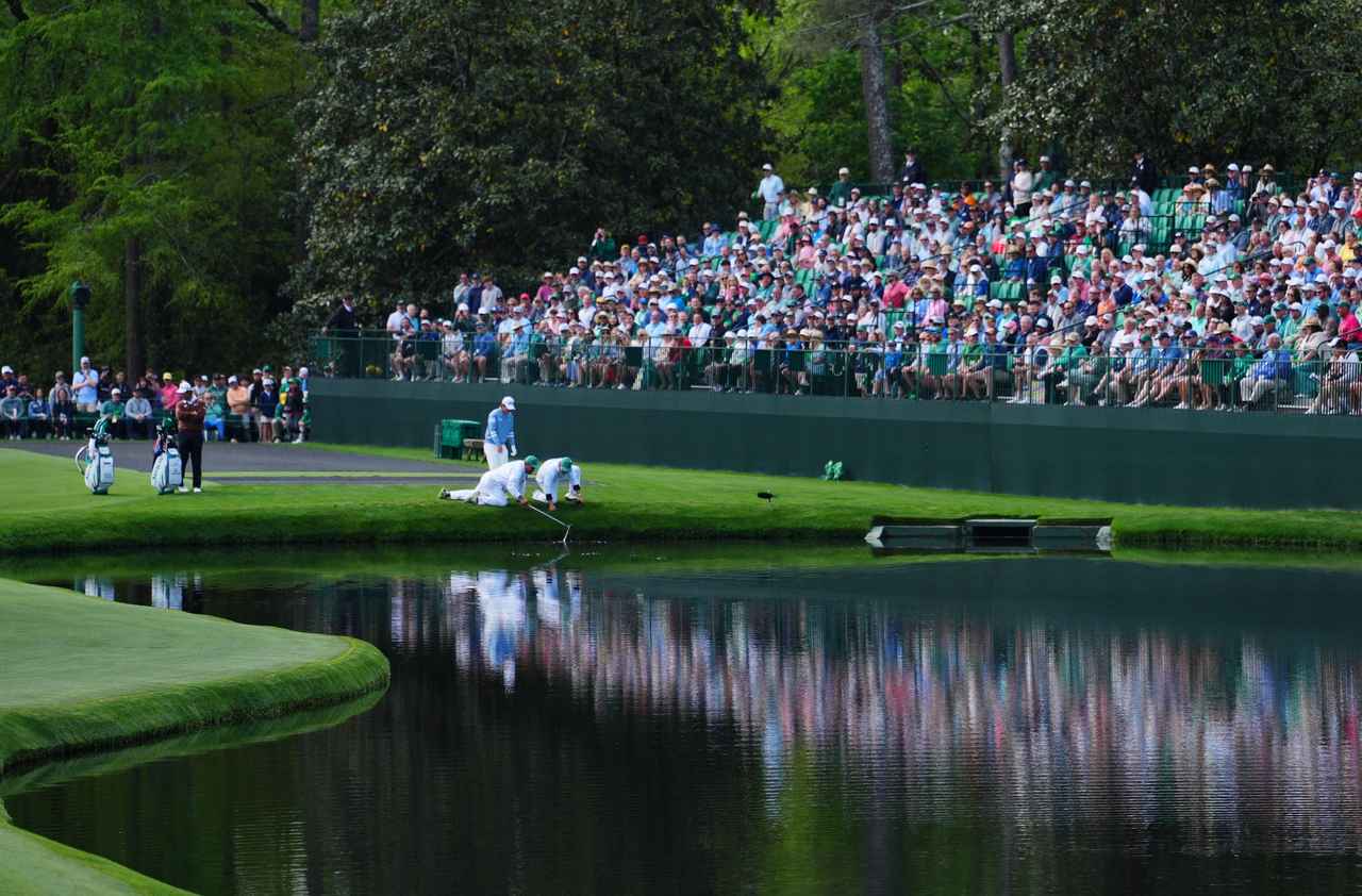 画像 : 2番目の画像 - まさかのクラブが池ポチャ…松山も爆笑した片岡の「水切りショット」 - みんなのゴルフダイジェスト