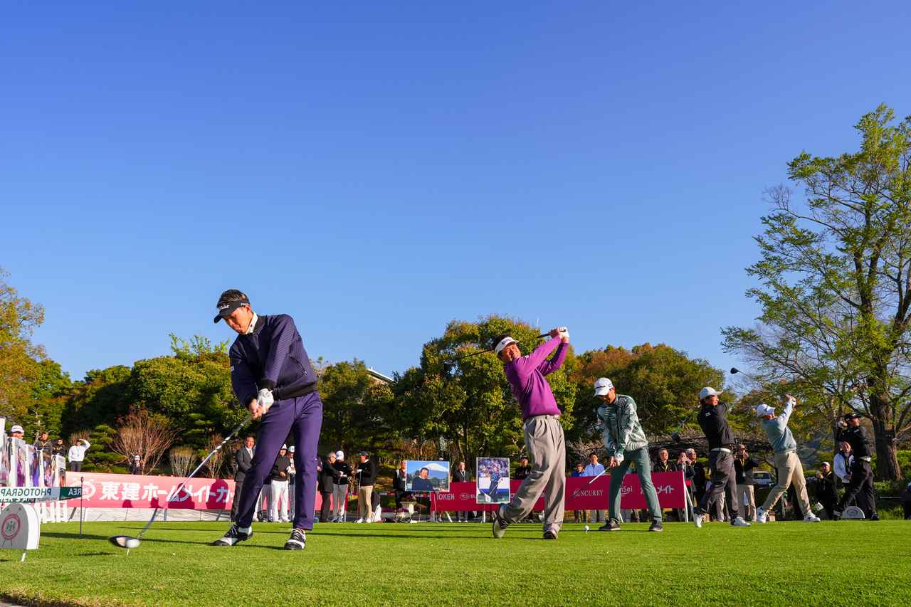 画像: 6人ずつ3組がジャンボ尾崎の使用ボールでティーショットした(撮影/姉崎正)