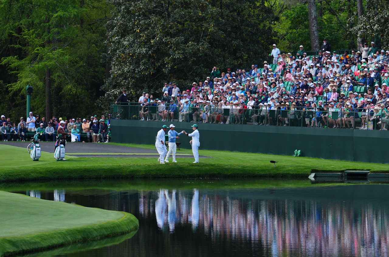 画像 : 3番目の画像 - まさかのクラブが池ポチャ…松山も爆笑した片岡の「水切りショット」 - みんなのゴルフダイジェスト