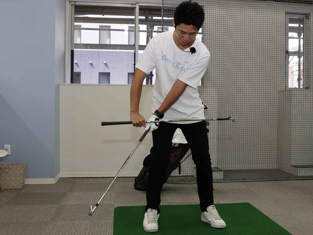 画像: ビギナーが覚えておきたい、正しい方向にクラブを上げるコツ。ヘッドを意識するのはNG！ ではどこが正解？ - みんなのゴルフダイジェスト