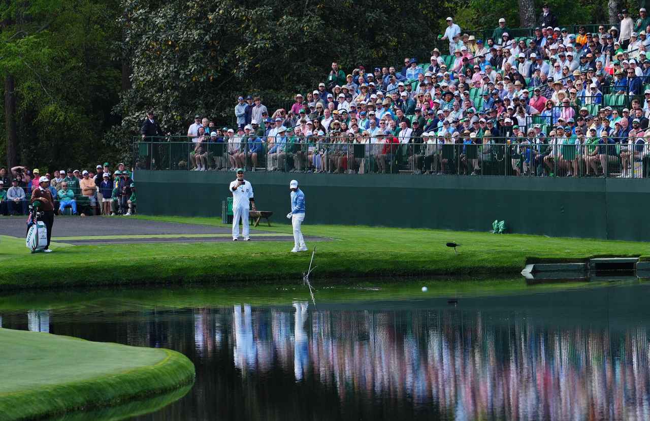 画像 : 1番目の画像 - まさかのクラブが池ポチャ…松山も爆笑した片岡の「水切りショット」 - みんなのゴルフダイジェスト