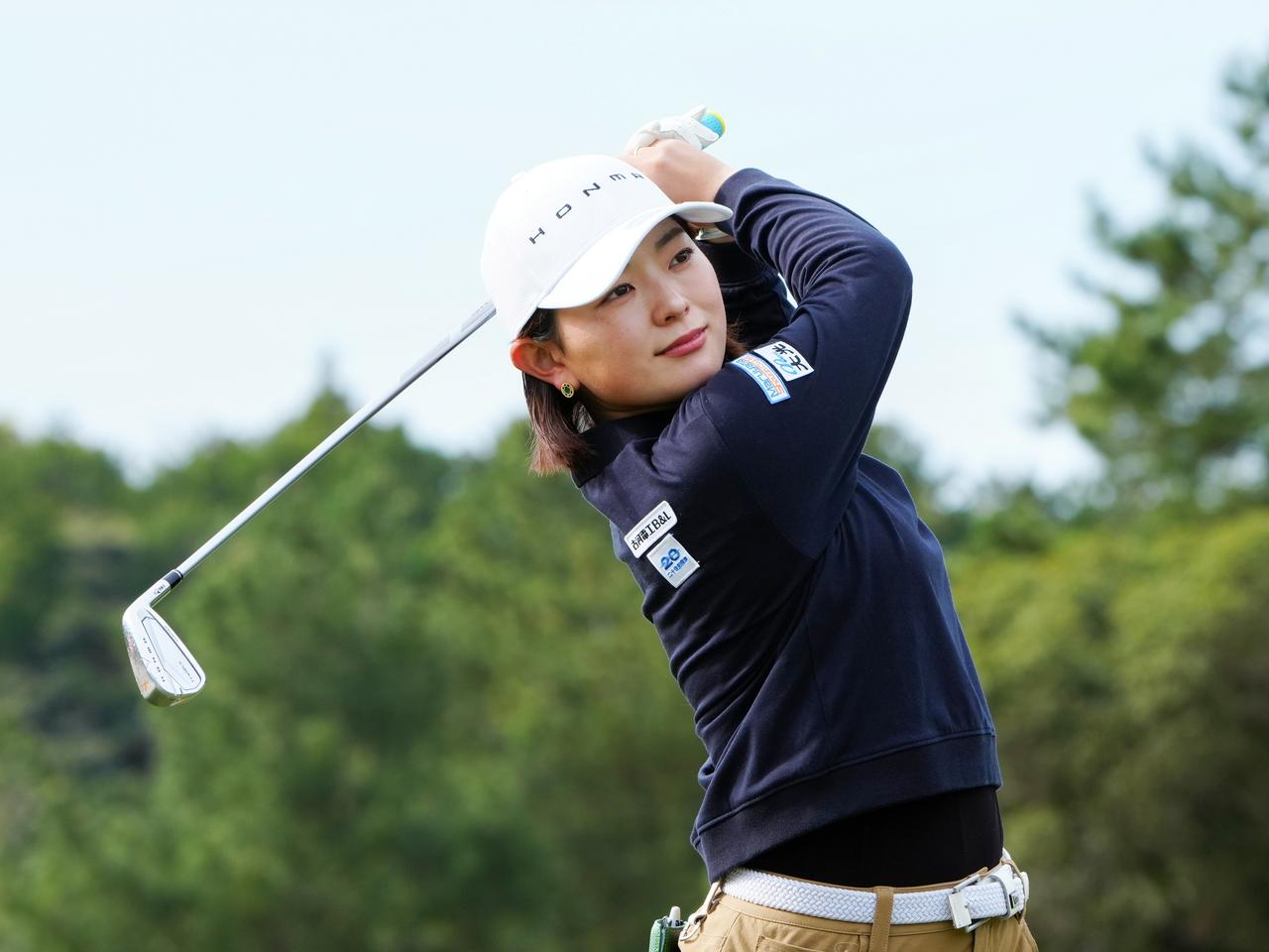 画像: 「初速が速いのにスピンも入っている。顔もいい」と新アイアンを評価する吉川桃