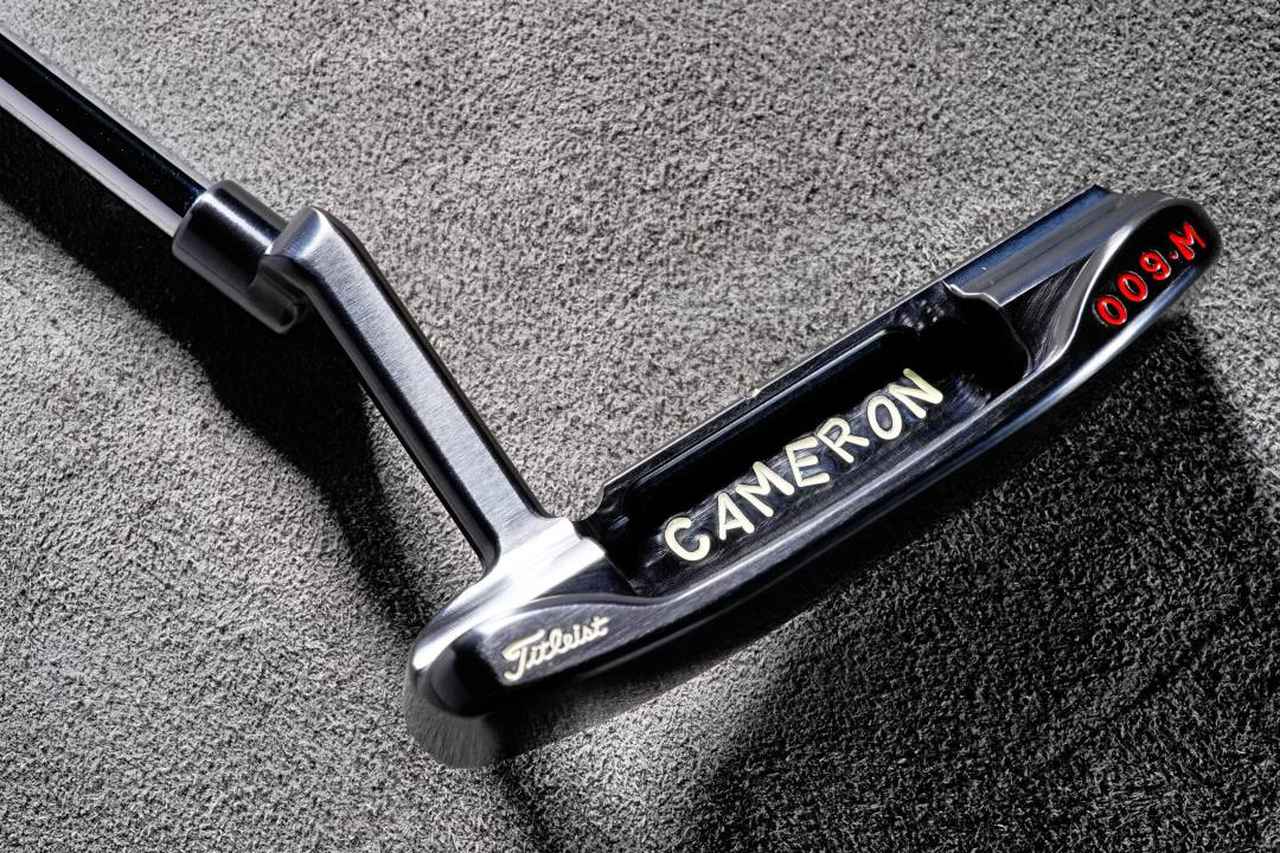 画像: 009MCARBON：カーボンスチールのヘッドに、ブラッシュドブラック仕上げが施された009マスタフル。バックフェースには「CAMERON」の文字のみで、トップに白いサイトラインが1本だけ入ったシンプルなデザインが好ましい