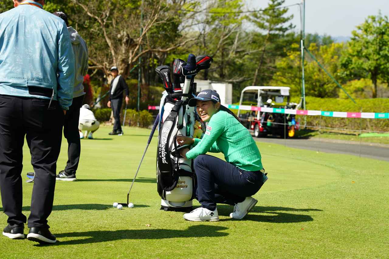画像: プロアマ日の練習グリーンでは、中村の笑顔が!「緑が好きすぎてずっと着ちゃう」と、昨日の緑パンツに続き、緑ウェアで現れた