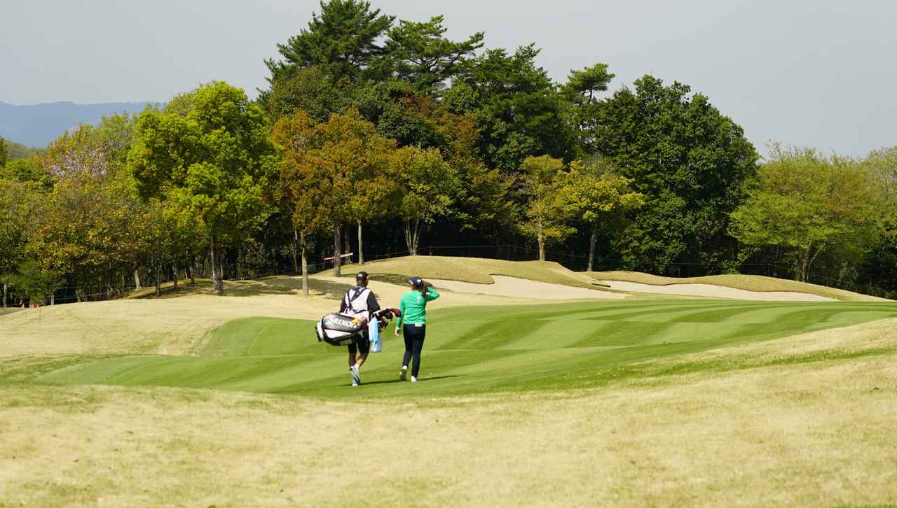 画像: プロアマ・10番(380ヤード・パー4)のティーショットを終え、2打目へ。キャディから「ナイス」と声をかけられていた