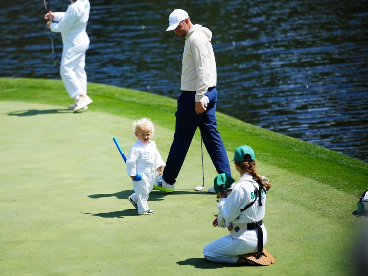 画像: シェフラー家は長男ベネット君、そして妻メレディスさんも第2子レミーちゃんを抱えながら参加した（撮影／岩本芳弘）