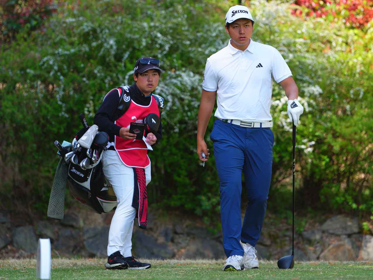 画像: 今週、中野のバッグを担ぐ柏俣結生キャディは25年日本アマで6位タイに入る腕前(撮影/姉崎正)