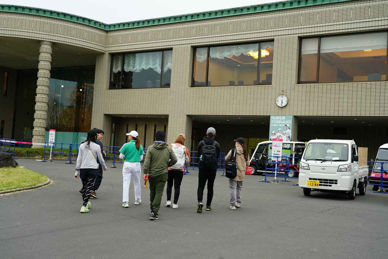 画像: 17:30頃、練習を終えた。最後のパター練習では、「ストロークというより自分の中の“リズム”だね」といった言葉が聞こえてきた