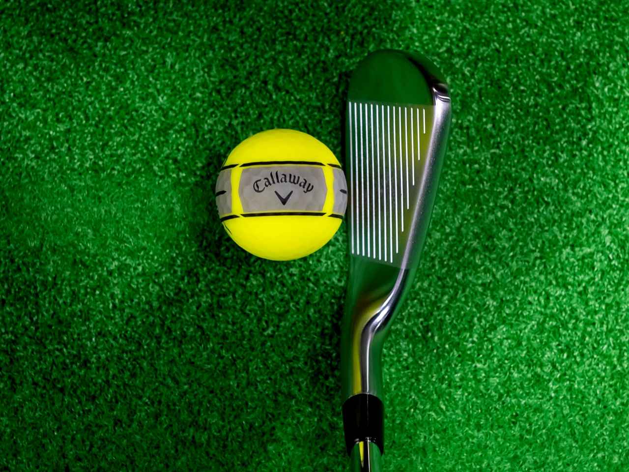 画像1: ラインを重視したいアイアンはターゲットラインに合わせて太帯を置く。「ブレード型パターのショートパットのイメージです」