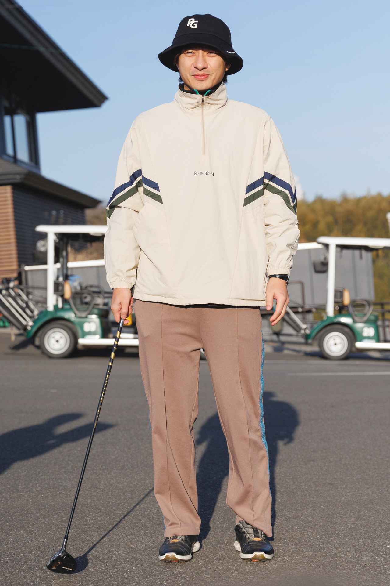 画像: グリーンとネイビーのライン入りライトベージュプルオーバーがストリート感を演出。ゆったり太めのセンタークリース入りブラウンパンツは上品かつ余裕を感じさせてくれます